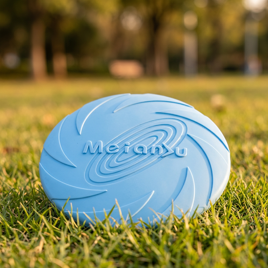Frisbee souple pour chien posé dans l'herbe